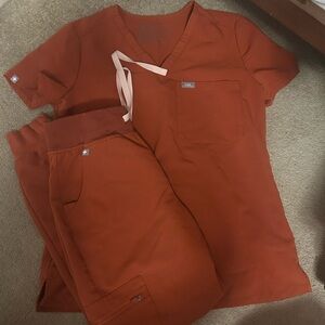 Figs Rust Orange Scrub Set – V-Neck Top & Drawstring Pants